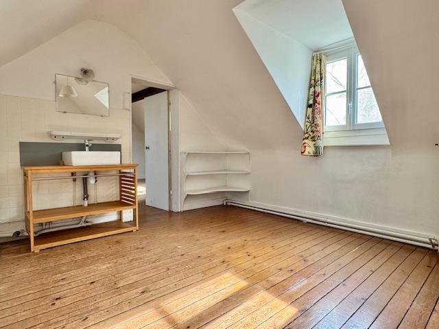 L'agence DELAITRE IMMOBILIER vous propose Mt St AIGNAN Cette propriété unique de style 18è de 230 m2 habitable en pierre de taille / colombage ,  cheminées classées sur jardin 900 m2 paysager exposée EST et OUEST.   Son organisation fonctionnelle se présente en une grande entrée 16 m2, grand séjour salon 37 m2 , une grande cuisine 16 m2 avec cellier donnant sur le jardin et communiquant sur  une salle à manger de 21 m2.  Au premier étage, vous accédez à trois chambres 21, 16, 17 m 2 , dressing, grande...