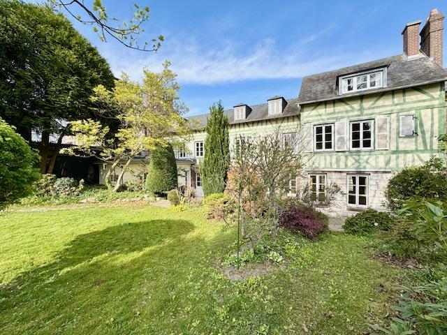 L'agence DELAITRE IMMOBILIER vous propose Mt St AIGNAN Cette propriété unique de style 18è de 230 m2 habitable en pierre de taille / colombage ,  cheminées classées sur jardin 900 m2 paysager exposée EST et OUEST.   Son organisation fonctionnelle se présente en une grande entrée 16 m2, grand séjour salon 37 m2 , une grande cuisine 16 m2 avec cellier donnant sur le jardin et communiquant sur  une salle à manger de 21 m2.  Au premier étage, vous accédez à trois chambres 21, 16, 17 m 2 , dressing, grande...