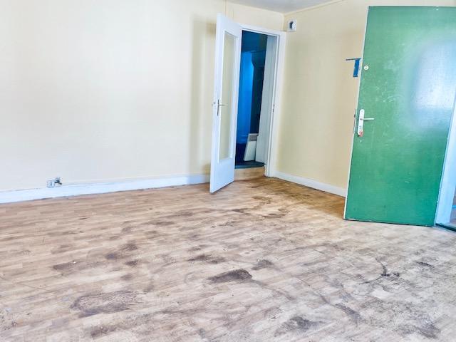 à vendre , à acheter Rouen rive droite appartement T2  avec grenier à aménager de 56 m2 en surface brut avec travaux .