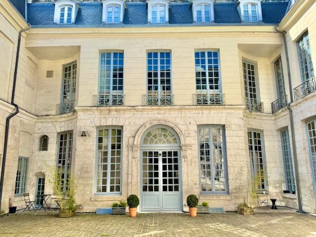 L'agence DELAITRE IMMOBILIER vous propose   Au coeur de Rouen hyper centre dans un hotel particulier au calme et ensoleillé ,  cet appartement  entièrement rénové de charme, 74 m2 en L Carrez au 3ème et dernier étage.  Vous profiterez d'un séjour, une cuisine ouverte équipée et aménagée , un couloir faisant office de bureau , 2 chambres, salle de bain avec coin lingerie;   Au sujet de la copropriété 20 lots principaux / charges annuelles 1044 €  Son chauffage et son eau chaude individuel gaz  le  classe ...