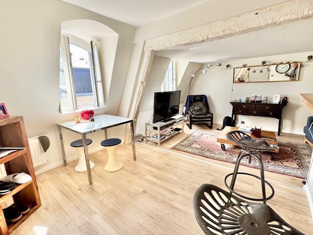 L'agence DELAITRE IMMOBILIER vous propose   Au coeur de Rouen hyper centre dans un hotel particulier au calme et ensoleillé ,  cet appartement  entièrement rénové de charme, 74 m2 en L Carrez au 3ème et dernier étage.  Vous profiterez d'un séjour, une cuisine ouverte équipée et aménagée , un couloir faisant office de bureau , 2 chambres, salle de bain avec coin lingerie;   Au sujet de la copropriété 20 lots principaux / charges annuelles 1044 €  Son chauffage et son eau chaude individuel gaz  le  classe ...