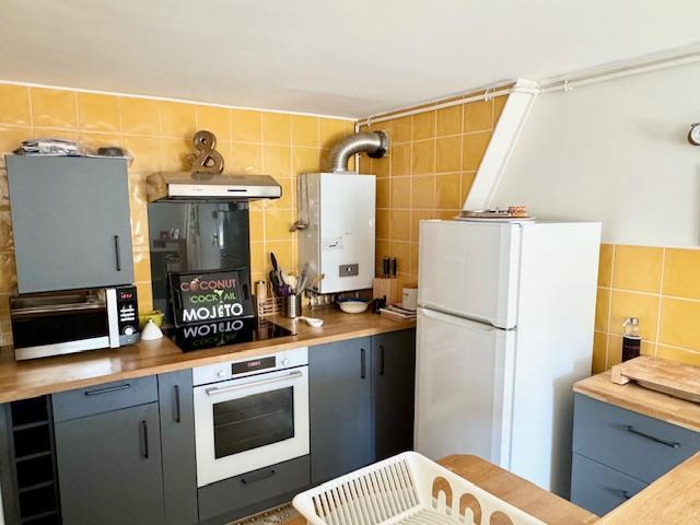 L'agence DELAITRE IMMOBILIER vous propose   Au coeur de Rouen hyper centre dans un hotel particulier au calme et ensoleillé ,  cet appartement  entièrement rénové de charme, 74 m2 en L Carrez au 3ème et dernier étage.  Vous profiterez d'un séjour, une cuisine ouverte équipée et aménagée , un couloir faisant office de bureau , 2 chambres, salle de bain avec coin lingerie;   Au sujet de la copropriété 20 lots principaux / charges annuelles 1044 €  Son chauffage et son eau chaude individuel gaz  le  classe ...