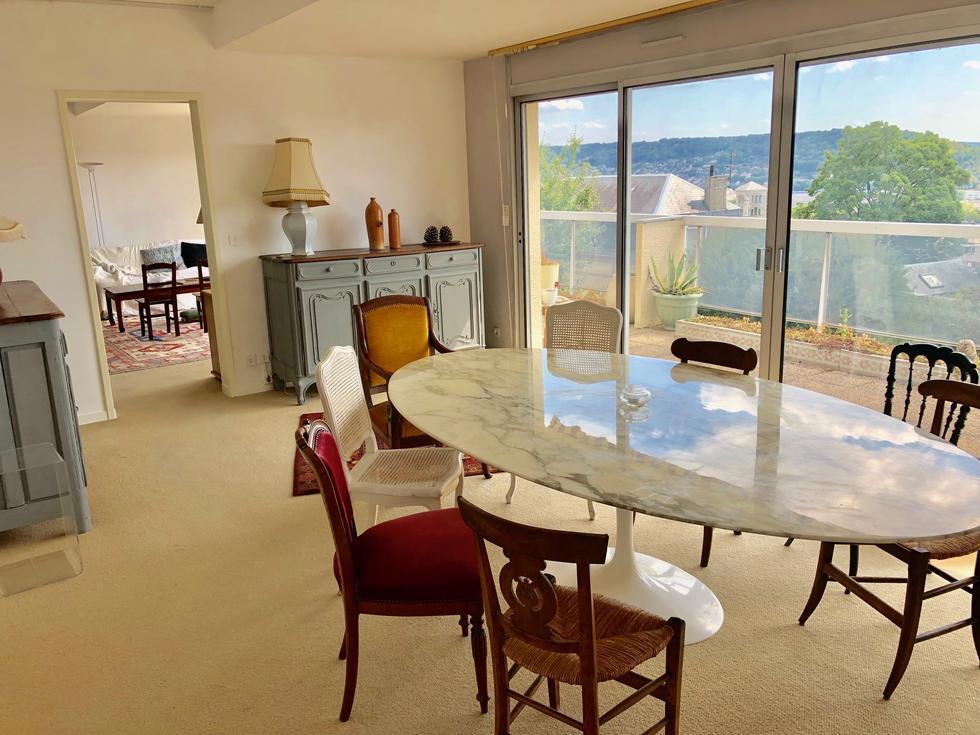 A vendre  rouen rive droite entre gare et jouvenet, cet appartement  offre  125 m2  habitable, une  terrasse, une cave un  garage et un  parking.