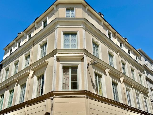 EN EXCLUSIVITE DELAITRE IMMOBILIER   A vendre Rouen gare dans un immeuble ancien  Cet appartement duplex au calme de 113 m2 très  lumineux  plein sud  Au 3 ème et dernier étage , ce duplex offre :  Au premier niveau un palier d'entrée, une salle à manger , un séjour salon , une cuisine équipée,  une chambre, un dressing avec wc.  Au deuxième niveau : un palier, trois chambres , une salle de bains .   un local vélo et un cellier.  Tout électrique  individuel  pour un  vrai confort.  Au sujet de la...