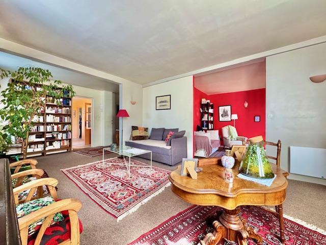 EN EXCLUSIVITE DELAITRE IMMOBILIER   A vendre Rouen gare dans un immeuble ancien  Cet appartement duplex au calme de 113 m2 très  lumineux  plein sud  Au 3 ème et dernier étage , ce duplex offre :  Au premier niveau un palier d'entrée, une salle à manger , un séjour salon , une cuisine équipée,  une chambre, un dressing avec wc.  Au deuxième niveau : un palier, trois chambres , une salle de bains .   un local vélo et un cellier.  Tout électrique  individuel  pour un  vrai confort.  Au sujet de la...