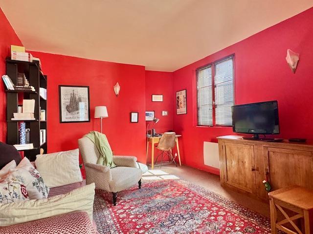 EN EXCLUSIVITE DELAITRE IMMOBILIER   A vendre Rouen gare dans un immeuble ancien  Cet appartement duplex au calme de 113 m2 très  lumineux  plein sud  Au 3 ème et dernier étage , ce duplex offre :  Au premier niveau un palier d'entrée, une salle à manger , un séjour salon , une cuisine équipée,  une chambre, un dressing avec wc.  Au deuxième niveau : un palier, trois chambres , une salle de bains .   un local vélo et un cellier.  Tout électrique  individuel  pour un  vrai confort.  Au sujet de la...
