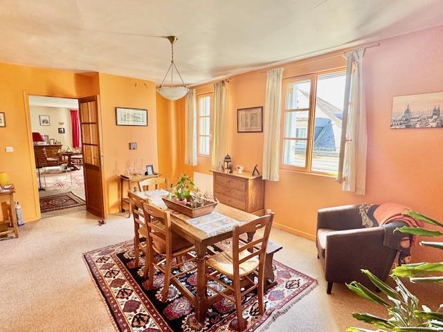 EN EXCLUSIVITE DELAITRE IMMOBILIER   A vendre Rouen gare dans un immeuble ancien  Cet appartement duplex au calme de 113 m2 très  lumineux  plein sud  Au 3 ème et dernier étage , ce duplex offre :  Au premier niveau un palier d'entrée, une salle à manger , un séjour salon , une cuisine équipée,  une chambre, un dressing avec wc.  Au deuxième niveau : un palier, trois chambres , une salle de bains .   un local vélo et un cellier.  Tout électrique  individuel  pour un  vrai confort.  Au sujet de la...