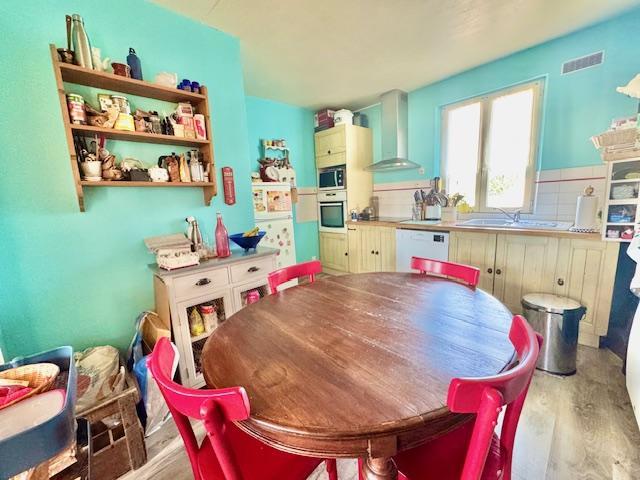 EN EXCLUSIVITE DELAITRE IMMOBILIER   A vendre Rouen gare dans un immeuble ancien  Cet appartement duplex au calme de 113 m2 très  lumineux  plein sud  Au 3 ème et dernier étage , ce duplex offre :  Au premier niveau un palier d'entrée, une salle à manger , un séjour salon , une cuisine équipée,  une chambre, un dressing avec wc.  Au deuxième niveau : un palier, trois chambres , une salle de bains .   un local vélo et un cellier.  Tout électrique  individuel  pour un  vrai confort.  Au sujet de la...