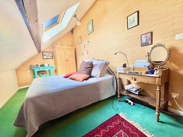 EN EXCLUSIVITE DELAITRE IMMOBILIER   A vendre Rouen gare dans un immeuble ancien  Cet appartement duplex au calme de 113 m2 très  lumineux  plein sud  Au 3 ème et dernier étage , ce duplex offre :  Au premier niveau un palier d'entrée, une salle à manger , un séjour salon , une cuisine équipée,  une chambre, un dressing avec wc.  Au deuxième niveau : un palier, trois chambres , une salle de bains .   un local vélo et un cellier.  Tout électrique  individuel  pour un  vrai confort.  Au sujet de la...