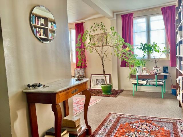 EN EXCLUSIVITE DELAITRE IMMOBILIER   A vendre Rouen gare dans un immeuble ancien  Cet appartement duplex au calme de 113 m2 très  lumineux  plein sud  Au 3 ème et dernier étage , ce duplex offre :  Au premier niveau un palier d'entrée, une salle à manger , un séjour salon , une cuisine équipée,  une chambre, un dressing avec wc.  Au deuxième niveau : un palier, trois chambres , une salle de bains .   un local vélo et un cellier.  Tout électrique  individuel  pour un  vrai confort.  Au sujet de la...