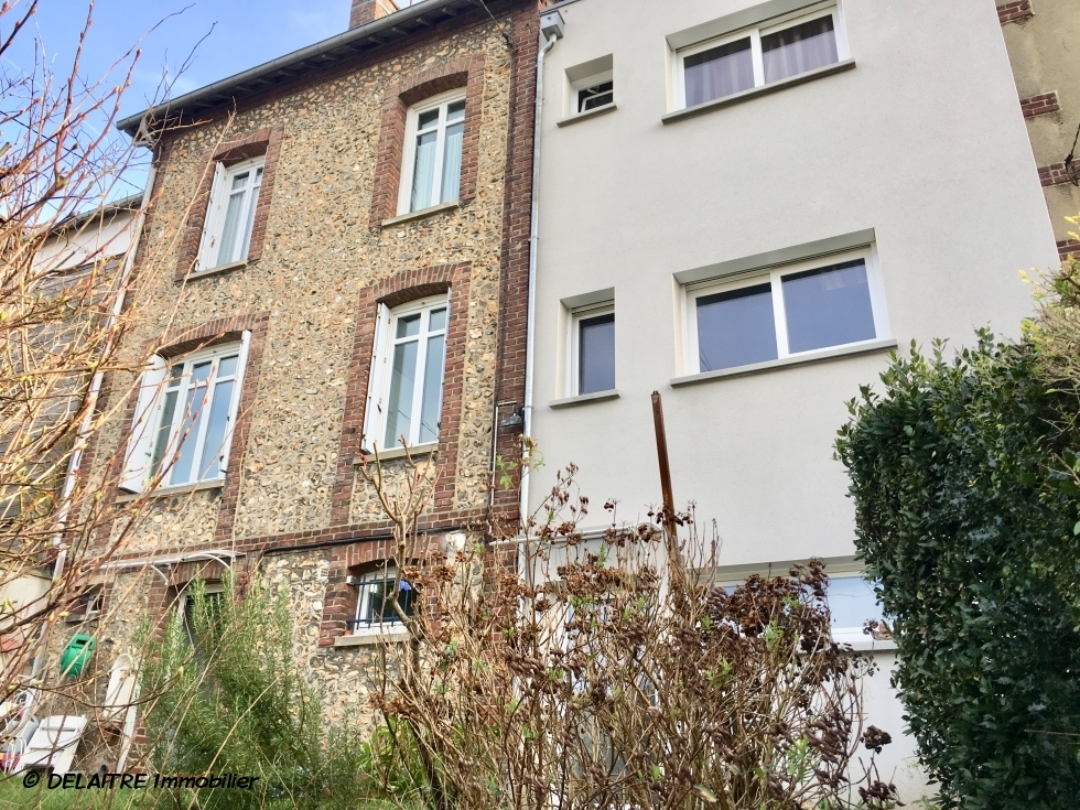 cette maison ancienne offre des parquets, des moulures et des cheminées..