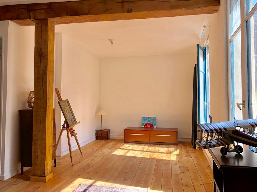 a vendre   Rouen centre historique  vous pourrez visiter cet appartement de charme de 63m2 comprenant une entrée, un séjour avec espace cuisine équipée, deux chambres avec sanitaires, une salle de bains.