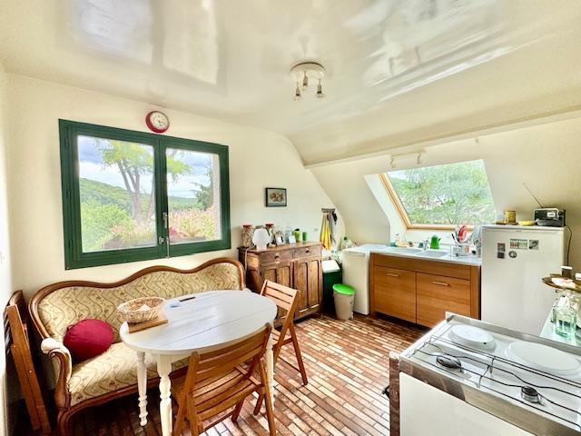A vendre  prox Mont Saint Aignan 10 mn en voiture du golf dans un cadre de verdure.