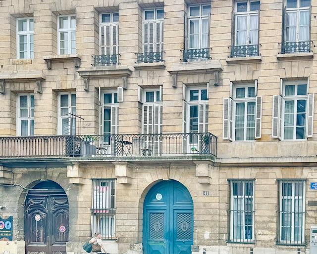 L ' agence DELAITRE IMMOBILIER vous propose en exclusivité à la vente  Rouen place du vieux marché au calme  lumineux dans un très bel immeuble en pierre, atypique et mansardé, au dernier étage ,  cet appartement  de 71 m2 "esprit loft" au calme avec travaux de réfection , embellissement.  Vous profiterez d'une grande pièce de réception , d'une cuisine meublée, de deux  belles chambres , d'une grande salle de bains , de 2 wc, de nombreux rangements.  Sa production d'eau chaude et son chauffage individuel...