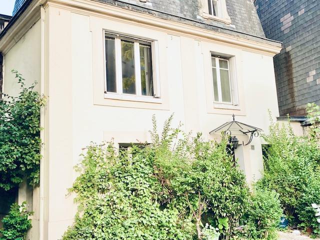 A vendre Rouen rive droite gare, cette maison de ville de charme de 75 m2 hab avec petit extérieur arboré.