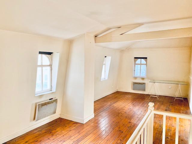 A vendre Rouen rive droite gare, cette maison de ville de charme de 75 m2 hab avec petit extérieur arboré.