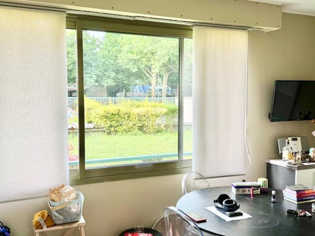 A vendre Rouen prox CHU et toutes commodités  Idéal placement locatif  Cet appartement  T2 de 27 m2 proposé meublé , au calme avec parking  donnant sur un jardin   Très fonctionnel proposant une pièce principale organisée en séjour coin repas et cuisine équipée  Une suite nuit organisée en chambre avec rangement, salle de douches avec wc.  Nombre de lots de copropriété   charges annuelles 480 €    Son prix de 90 000 € FAI honoraires agence inclus charge vendeur.