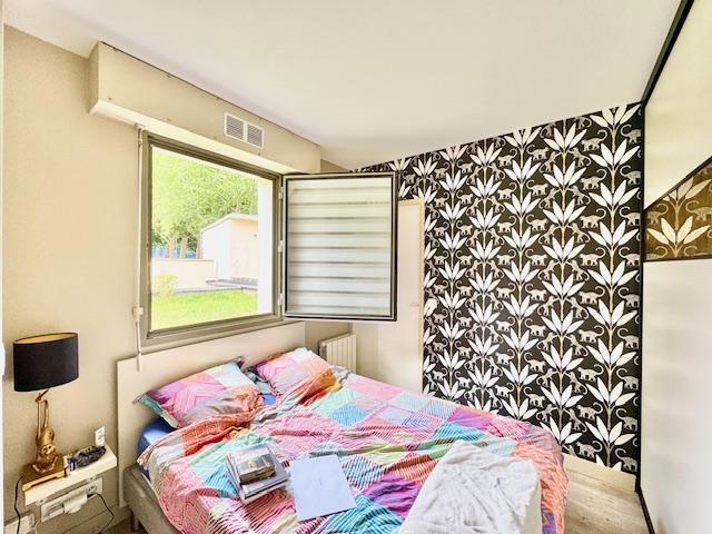 A vendre Rouen prox CHU et toutes commodités  Idéal placement locatif  Cet appartement  T2 de 27 m2 proposé meublé , au calme avec parking  donnant sur un jardin   Très fonctionnel proposant une pièce principale organisée en séjour coin repas et cuisine équipée  Une suite nuit organisée en chambre avec rangement, salle de douches avec wc.  Nombre de lots de copropriété   charges annuelles 480 €    Son prix de 90 000 € FAI honoraires agence inclus charge vendeur.
