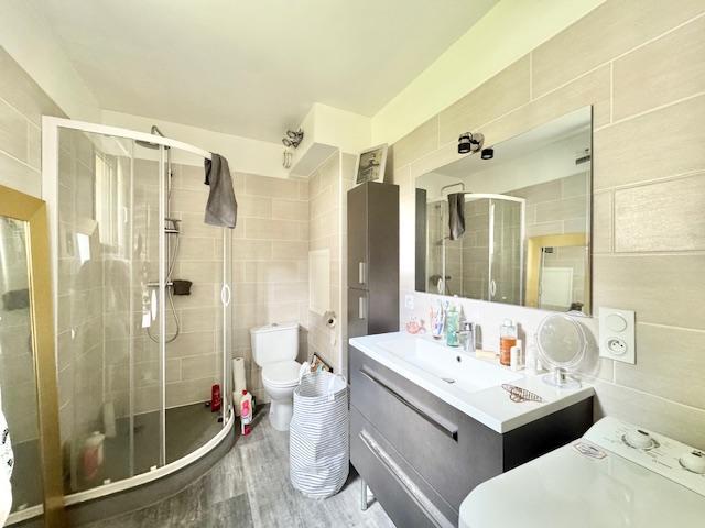 A vendre Rouen prox CHU et toutes commodités  Idéal placement locatif  Cet appartement  T2 de 27 m2 proposé meublé , au calme avec parking  donnant sur un jardin   Très fonctionnel proposant une pièce principale organisée en séjour coin repas et cuisine équipée  Une suite nuit organisée en chambre avec rangement, salle de douches avec wc.  Nombre de lots de copropriété   charges annuelles 480 €    Son prix de 90 000 € FAI honoraires agence inclus charge vendeur.