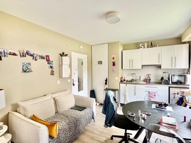 A vendre Rouen prox CHU et toutes commodités  Idéal placement locatif  Cet appartement  T2 de 27 m2 proposé meublé , au calme avec parking  donnant sur un jardin   Très fonctionnel proposant une pièce principale organisée en séjour coin repas et cuisine équipée  Une suite nuit organisée en chambre avec rangement, salle de douches avec wc.  Nombre de lots de copropriété   charges annuelles 480 €    Son prix de 90 000 € FAI honoraires agence inclus charge vendeur.