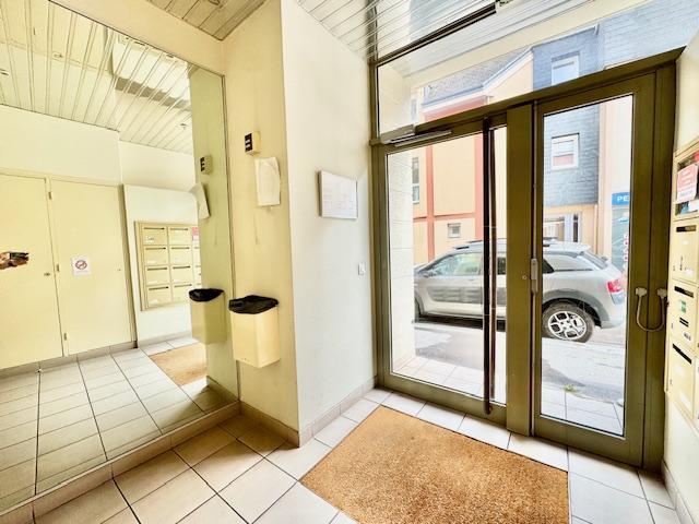 A vendre Rouen prox CHU et toutes commodités  Idéal placement locatif  Cet appartement  T2 de 27 m2 proposé meublé , au calme avec parking  donnant sur un jardin   Très fonctionnel proposant une pièce principale organisée en séjour coin repas et cuisine équipée  Une suite nuit organisée en chambre avec rangement, salle de douches avec wc.  Nombre de lots de copropriété   charges annuelles 480 €    Son prix de 90 000 € FAI honoraires agence inclus charge vendeur.