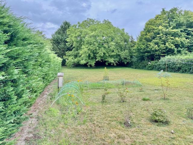L'agence DELAITRE IMMOBILIER vous propose en EXCLUSIVITE   à  20 mn du golf de Mont Saint Aignan , SAINT MARTIN DE BOSCHERVILLE sur 2000 m2.cette maison indépendante de 90 m2 habitables des années 70  sur sous sol complet avec garages pour 3 voitures et nombreux parkings accessibles pour tous types de véhicules.  Très fonctionnelle par son organisation de plain pied en un grand séjour avec cheminée donnant sur une terrasse , une cuisine aménagée et équipée, 2 chambres wc salle de bains, dégagement,...