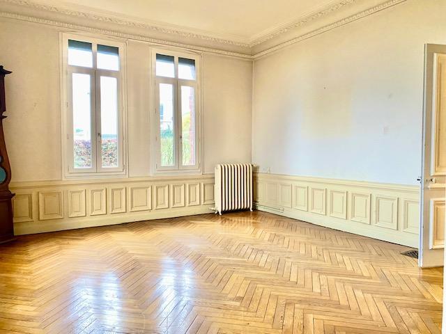 Dans un style ancien moulures parquets , hauteur de plafond, cet appartement de 108 m2  plein sud dans une petite copropriété  au calme avec vue dégagée panoramique