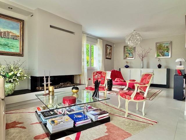 L'agence DELAITRE IMMOBILIER  vous propose  sur la commune de  Mont Saint Aignan   Cette maison indépendante particulièrement bien tenue, au calme, lumineuse de 170 m2 habitable sur un terrain plat, clos et paysagé avec terrasse , garage et parkings.  De plain pied , vous accédez à un grand séjour salon avec cheminée donnant sur une grande terrasse plein sud , une cuisine équipée de qualité, une chambre, wc.  A l'étage , vous accédez  à 3 chambres, une salle de douches, wc et rangement.  Au sous sol,...