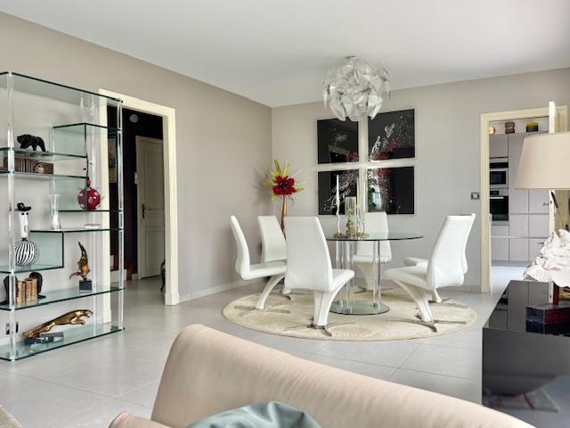 L'agence DELAITRE IMMOBILIER  vous propose  sur la commune de  Mont Saint Aignan   Cette maison indépendante particulièrement bien tenue, au calme, lumineuse de 170 m2 habitable sur un terrain plat, clos et paysagé avec terrasse , garage et parkings.  De plain pied , vous accédez à un grand séjour salon avec cheminée donnant sur une grande terrasse plein sud , une cuisine équipée de qualité, une chambre, wc.  A l'étage , vous accédez  à 3 chambres, une salle de douches, wc et rangement.  Au sous sol,...