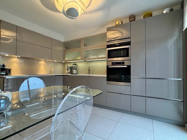 L'agence DELAITRE IMMOBILIER  vous propose  sur la commune de  Mont Saint Aignan   Cette maison indépendante particulièrement bien tenue, au calme, lumineuse de 170 m2 habitable sur un terrain plat, clos et paysagé avec terrasse , garage et parkings.  De plain pied , vous accédez à un grand séjour salon avec cheminée donnant sur une grande terrasse plein sud , une cuisine équipée de qualité, une chambre, wc.  A l'étage , vous accédez  à 3 chambres, une salle de douches, wc et rangement.  Au sous sol,...