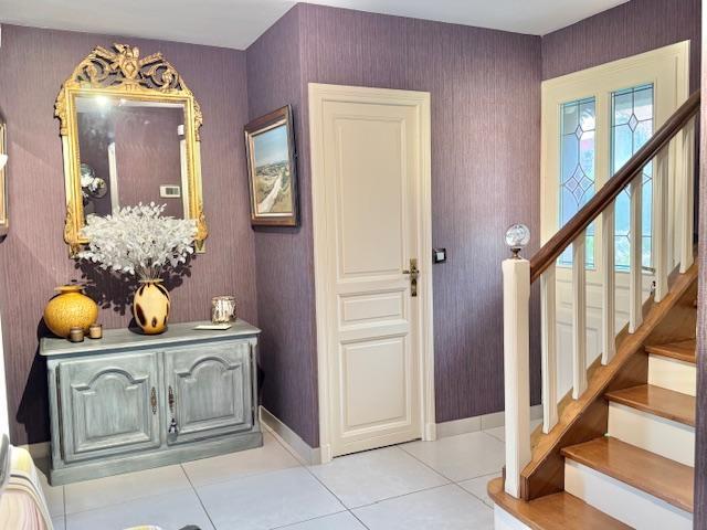 L'agence DELAITRE IMMOBILIER  vous propose  sur la commune de  Mont Saint Aignan   Cette maison indépendante particulièrement bien tenue, au calme, lumineuse de 170 m2 habitable sur un terrain plat, clos et paysagé avec terrasse , garage et parkings.  De plain pied , vous accédez à un grand séjour salon avec cheminée donnant sur une grande terrasse plein sud , une cuisine équipée de qualité, une chambre, wc.  A l'étage , vous accédez  à 3 chambres, une salle de douches, wc et rangement.  Au sous sol,...