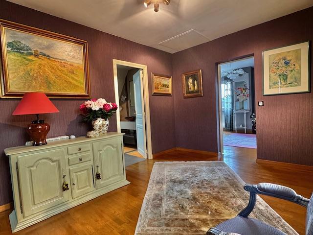 L'agence DELAITRE IMMOBILIER  vous propose  sur la commune de  Mont Saint Aignan   Cette maison indépendante particulièrement bien tenue, au calme, lumineuse de 170 m2 habitable sur un terrain plat, clos et paysagé avec terrasse , garage et parkings.  De plain pied , vous accédez à un grand séjour salon avec cheminée donnant sur une grande terrasse plein sud , une cuisine équipée de qualité, une chambre, wc.  A l'étage , vous accédez  à 3 chambres, une salle de douches, wc et rangement.  Au sous sol,...