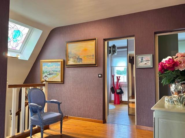 L'agence DELAITRE IMMOBILIER  vous propose  sur la commune de  Mont Saint Aignan   Cette maison indépendante particulièrement bien tenue, au calme, lumineuse de 170 m2 habitable sur un terrain plat, clos et paysagé avec terrasse , garage et parkings.  De plain pied , vous accédez à un grand séjour salon avec cheminée donnant sur une grande terrasse plein sud , une cuisine équipée de qualité, une chambre, wc.  A l'étage , vous accédez  à 3 chambres, une salle de douches, wc et rangement.  Au sous sol,...