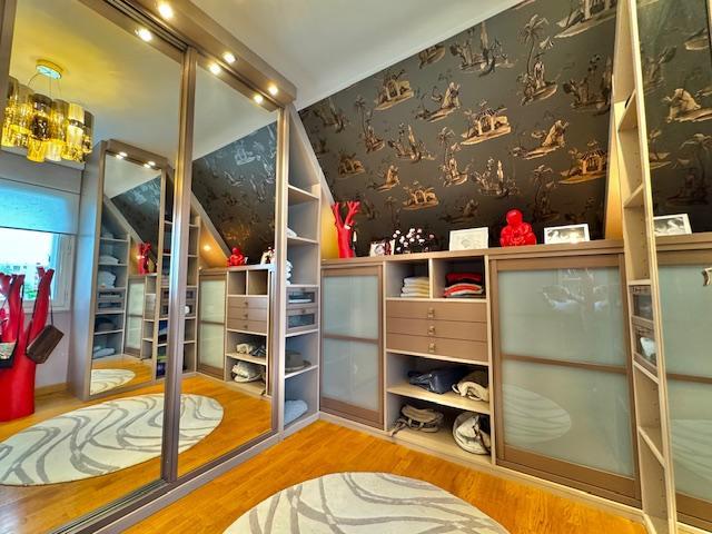 L'agence DELAITRE IMMOBILIER  vous propose  sur la commune de  Mont Saint Aignan   Cette maison indépendante particulièrement bien tenue, au calme, lumineuse de 170 m2 habitable sur un terrain plat, clos et paysagé avec terrasse , garage et parkings.  De plain pied , vous accédez à un grand séjour salon avec cheminée donnant sur une grande terrasse plein sud , une cuisine équipée de qualité, une chambre, wc.  A l'étage , vous accédez  à 3 chambres, une salle de douches, wc et rangement.  Au sous sol,...