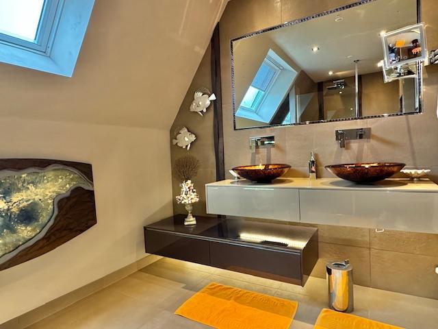 L'agence DELAITRE IMMOBILIER  vous propose  sur la commune de  Mont Saint Aignan   Cette maison indépendante particulièrement bien tenue, au calme, lumineuse de 170 m2 habitable sur un terrain plat, clos et paysagé avec terrasse , garage et parkings.  De plain pied , vous accédez à un grand séjour salon avec cheminée donnant sur une grande terrasse plein sud , une cuisine équipée de qualité, une chambre, wc.  A l'étage , vous accédez  à 3 chambres, une salle de douches, wc et rangement.  Au sous sol,...