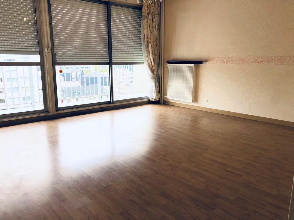 A vendre Rouen St Sever appartement T3  avec asc vue dégagée  cave et parking en sous sol.