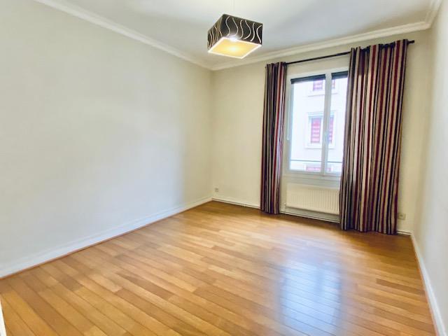 A vendre  Rouen rive droite hyper centre cet appartement  T5 de 94 m2 en bon état  avec une grande cave, au calme, belle sensation des volumes et luminosité.