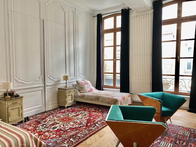 appartement de caractère 18ème pour 177 m2 avec moulures ,hauteur de plafond, parquet, cheminée dans chaque pièce  en très bon état avec cave  et garage