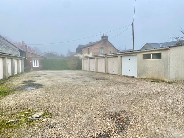 PARTICULIEREMENT RARE   A vendre mont saint Aignan village IDEAL INVESTISSEUR   Sur 955 m2 de terrain , " possibilité à  construire "   17 garages dont 14 loués.  loyer actuel annuel 10714 €uros  Prix 315000 €uros FAI honoraires agence inclus charge vendeur