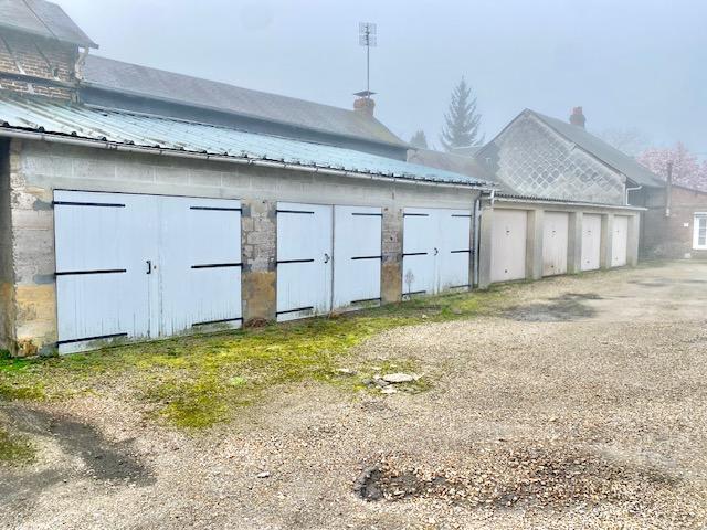 PARTICULIEREMENT RARE   A vendre mont saint Aignan village IDEAL INVESTISSEUR   Sur 955 m2 de terrain , " possibilité à  construire "   17 garages dont 14 loués.  loyer actuel annuel 10714 €uros  Prix 315000 €uros FAI honoraires agence inclus charge vendeur