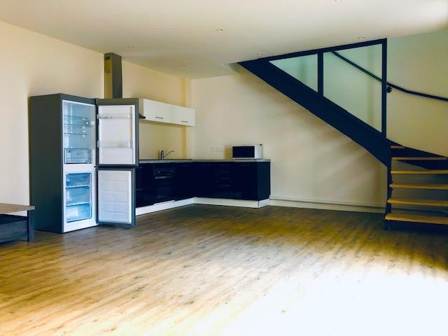 Un appartement duplex de 70 m2 offrant un séjour sur cuisin ouverte , à l'étage deux chambres , salle de douches ,avec usage d'une cour et parking