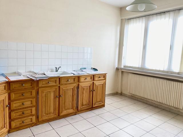 A vendre Quartier Saint-Gervais proximité gare rive droite  cet appartement d'une surface de 71 m² avec balcon et possibilité d'activité professionnelle .  Cette copropriété sécurisée à deux pas de l'école privé Jean-Baptiste de la Salle et proche  de la place du Vieux Marché, offre :  une entrée, un séjour donnant sur un balcon sud est, une cuisine meublée, 2 chambres, nombreux rangements, WC, .  Travaux à prévoir.  Une grande  cave en sous sol ventilée.  A propos de la copropriété: 30 lots principaux ,...