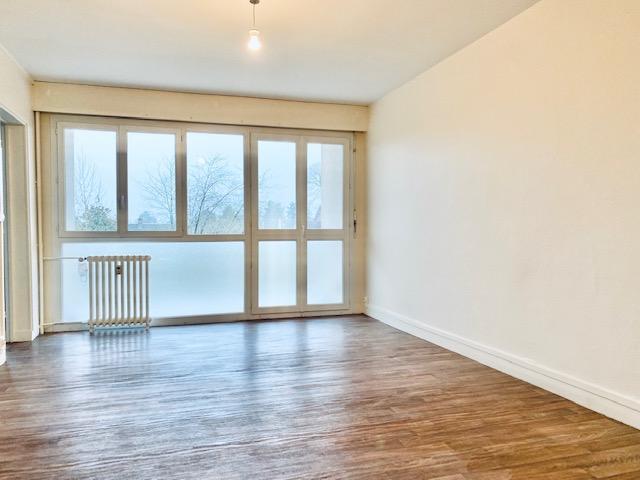 A vendre à MONT SAINT AIGNAN VILLAGE , cet appartement situé au deuxième étage sans ascenseur en très bon état de 69 m2 avec garage, cave et balcon exposé plein sud.