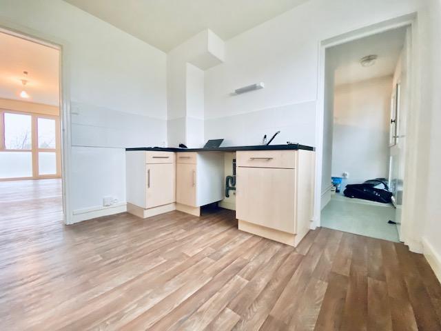 A vendre à MONT SAINT AIGNAN VILLAGE , cet appartement situé au deuxième étage sans ascenseur en très bon état de 69 m2 avec garage, cave et balcon exposé plein sud.