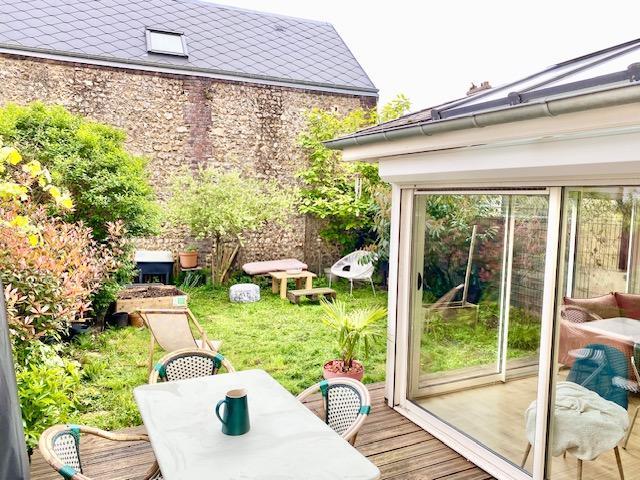 A vendre ROUEN GARE cette maison de charme bien entretenue au calme plein sud , offre  de ses 95 m2 habitable :  une entrée, un séjour, une cuisine équipée et aménagée avec un espace repas sans vis à avis plongeant dans  un jardin clos de murs .  Au premier étage , deux chambres dont une avec salle de douches attenante et fenêtre sur jardin ,wc .  Sous combles en plafond cathédrale, une troisième chambre avec salle de bains attenante et wc .  Bien isolée avec une chaudière au gaz, elle  annonce un...