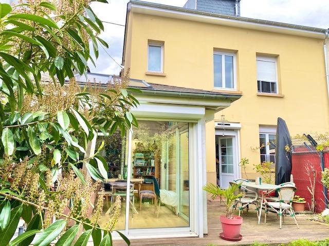 A vendre ROUEN GARE cette maison de charme bien entretenue au calme plein sud , offre  de ses 95 m2 habitable :  une entrée, un séjour, une cuisine équipée et aménagée avec un espace repas sans vis à avis plongeant dans  un jardin clos de murs .  Au premier étage , deux chambres dont une avec salle de douches attenante et fenêtre sur jardin ,wc .  Sous combles en plafond cathédrale, une troisième chambre avec salle de bains attenante et wc .  Bien isolée avec une chaudière au gaz, elle  annonce un...