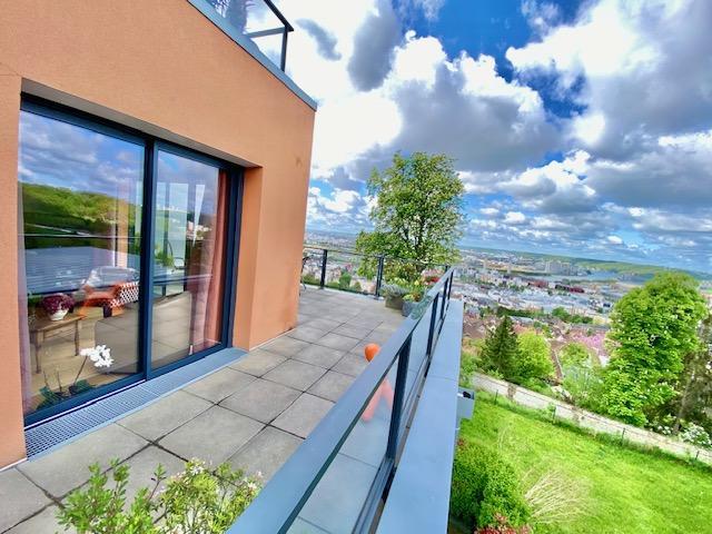 A  vendre Mont Saint Aignan résidentiel dans copropriété récente  sécurisée  cet appartement suspendu avec vue panoramique avec terrasse de 79 m2 plein sud  au calme.  Très fonctionnel, il offre une entrée de plein pied avec rangement , son séjour en accès direct sur sa terrasse de 30 m2, sa cuisine ouverte équipée et aménagée de qualité, un wc indépendant, deux chambres avec placard.  Techniquement, son chauffage et sa production d'eau chaude sont individuels par électricité en appui sur une isolation...