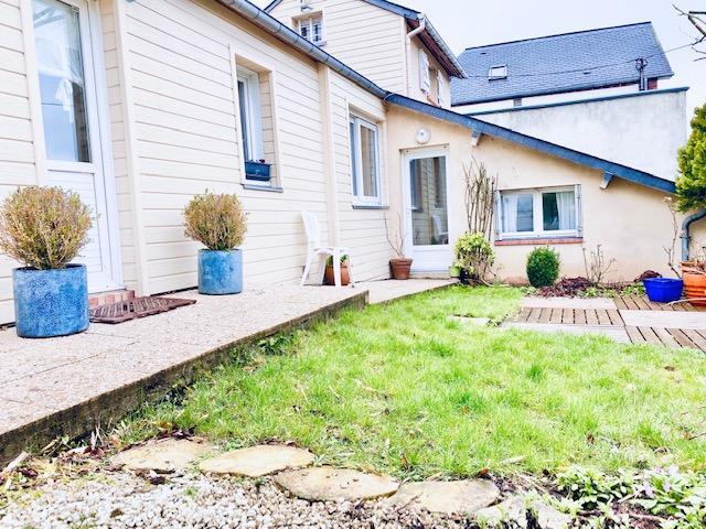 A vendre  Rouen au dessus de la gare rive droite cette maison de 75 m2 hab sur 200 m2 de terrain avec parking une voiture.