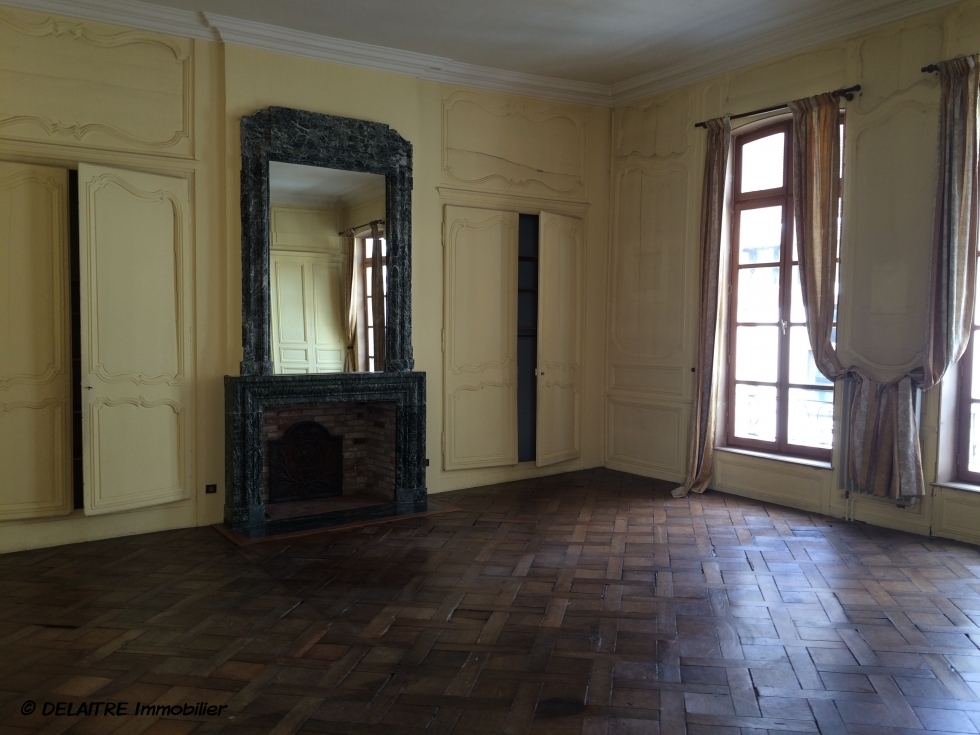 l'agence immobilière de bois guillaume a à vendre un  APPARTEMENT ancien DE 179M² AVEC un  GARAGE . il offre une GRANDE ENTREE ,une  GRANDE RECEPTION ,une  CUISINE, DEUX CHAMBRES ,DEUX SALLE DE BAINS. Son CHAUFFAGE est   INDIVIDUEL au  GAZ, il très  TRES LUMINEUX .