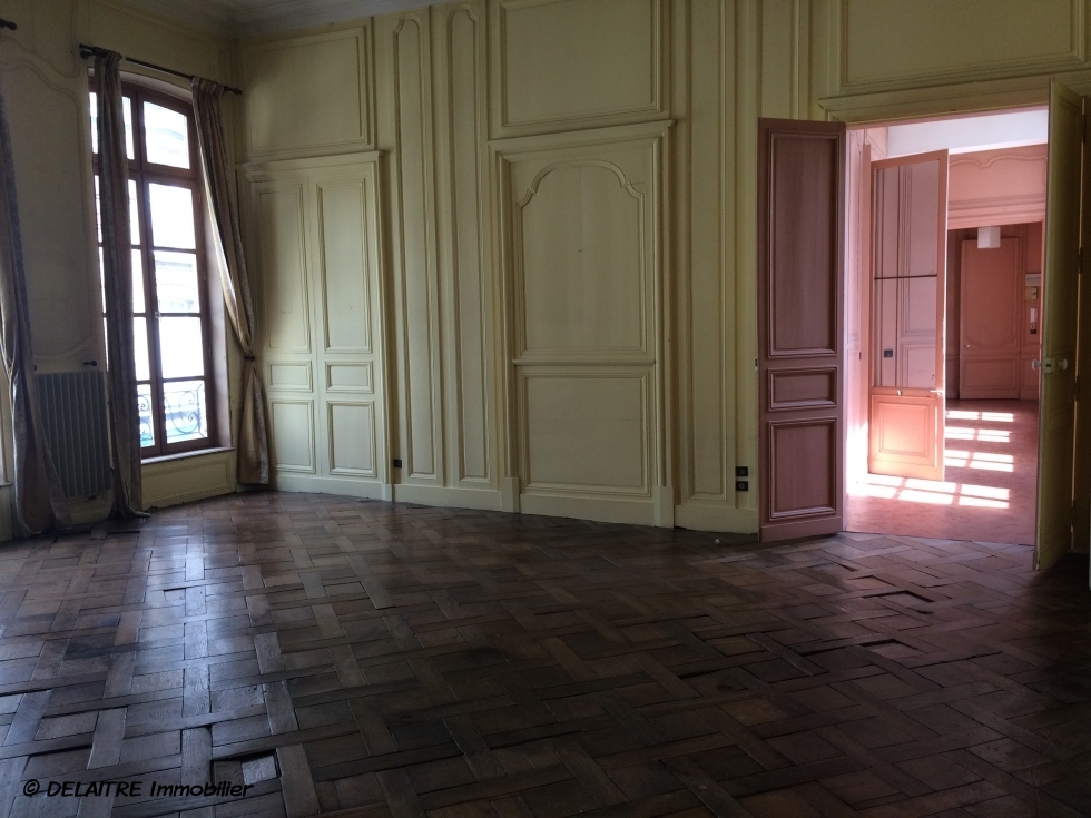 l'agence immobilière de bois guillaume a à vendre un  APPARTEMENT ancien DE 179M² AVEC un  GARAGE . il offre une GRANDE ENTREE ,une  GRANDE RECEPTION ,une  CUISINE, DEUX CHAMBRES ,DEUX SALLE DE BAINS. Son CHAUFFAGE est   INDIVIDUEL au  GAZ, il très  TRES LUMINEUX .